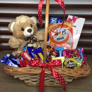 Cesta de chocolates e ursinho