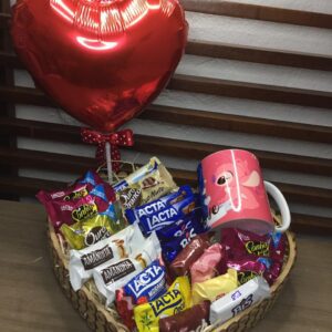 Coracão de chocolates e caneca personalizada