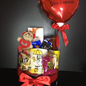 Box de chocolates e caneca com ursinho