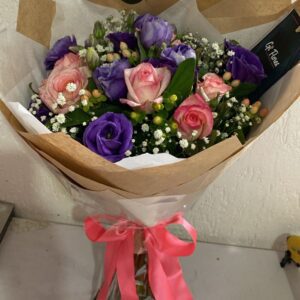 Buque de rosas com lizianthus