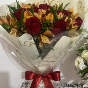 Buquê rosas com astromelias